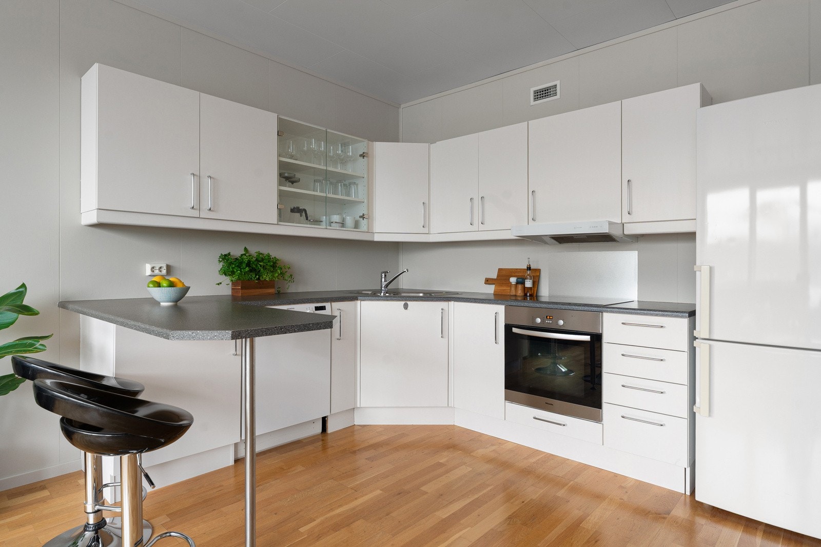 Kjøkkenet framstår funksjonelt med mye skap- og benkeplass. Kjøkkenhalvøy som fint kan brukes som spiseplass. Galleribilde