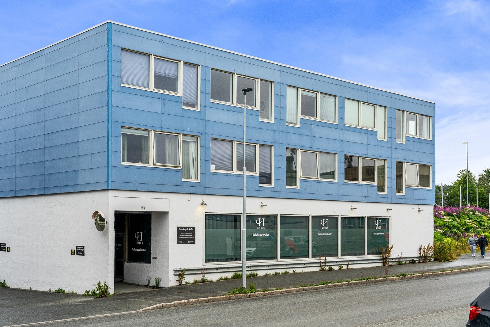 Leiligheten ligger fint til i toppetasjen i bygget. Borettslaget framstår veldrevet med god økonomi. Galleribilde