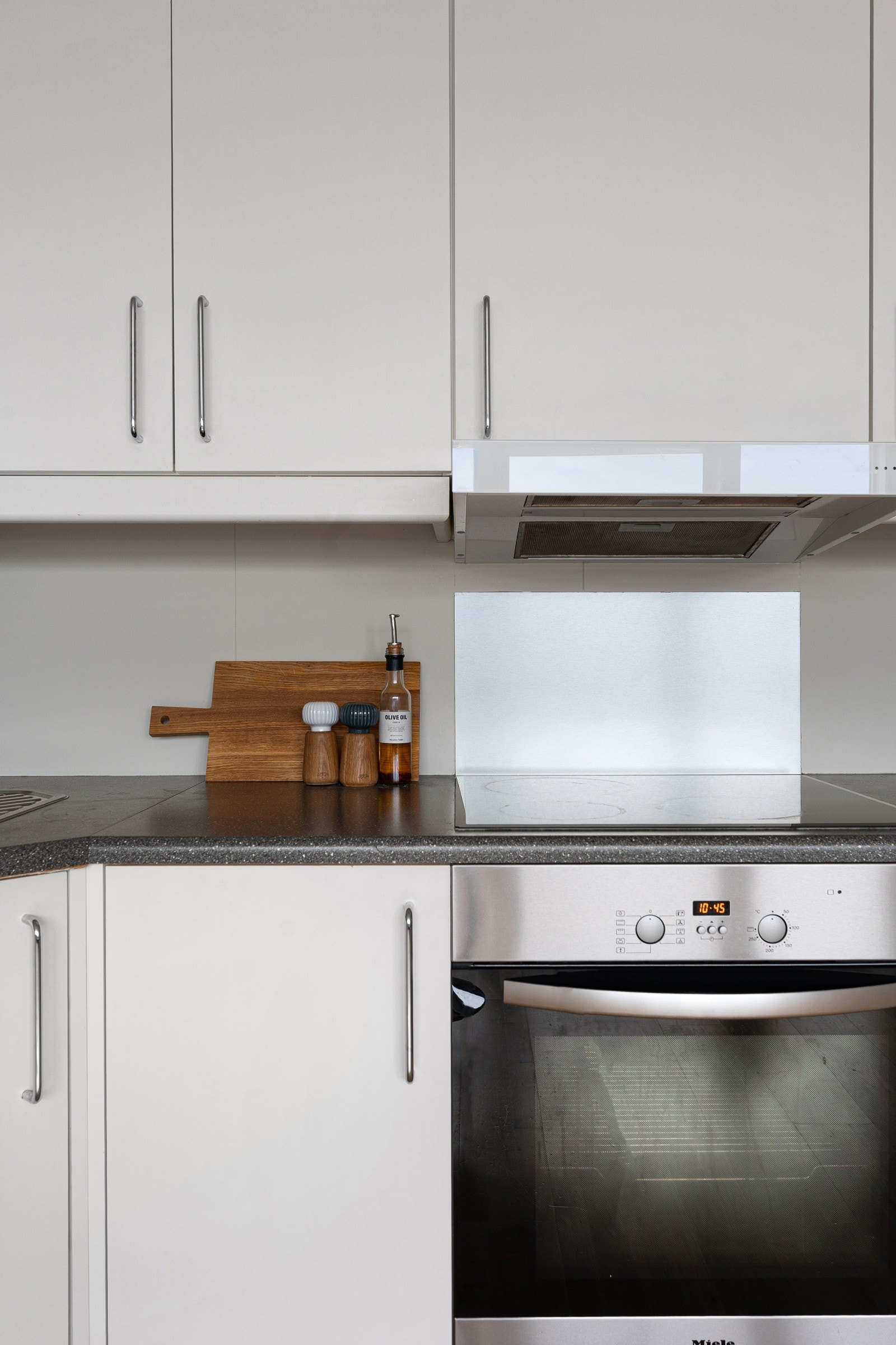 Integrert stekeovn og platetopp. God plass til øvrige hvitevarer. Galleribilde