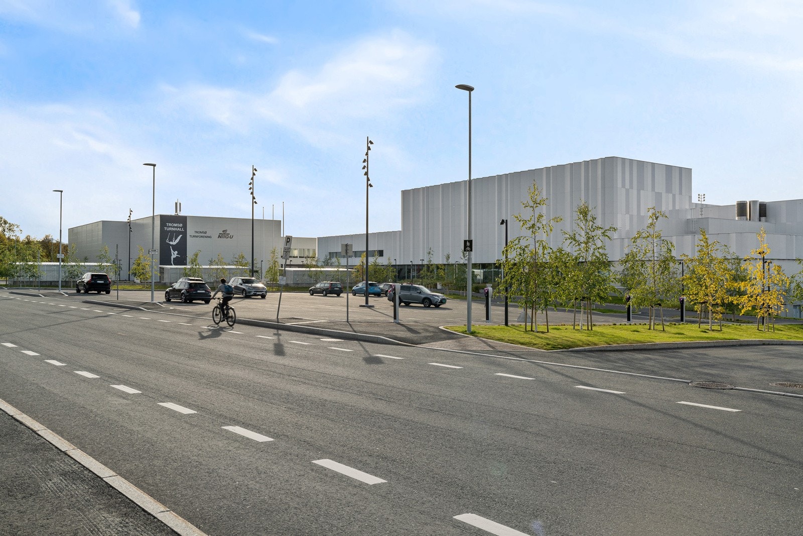 Populære Tromsøbadet ligger ca 15 min gange fra boligen. Galleribilde