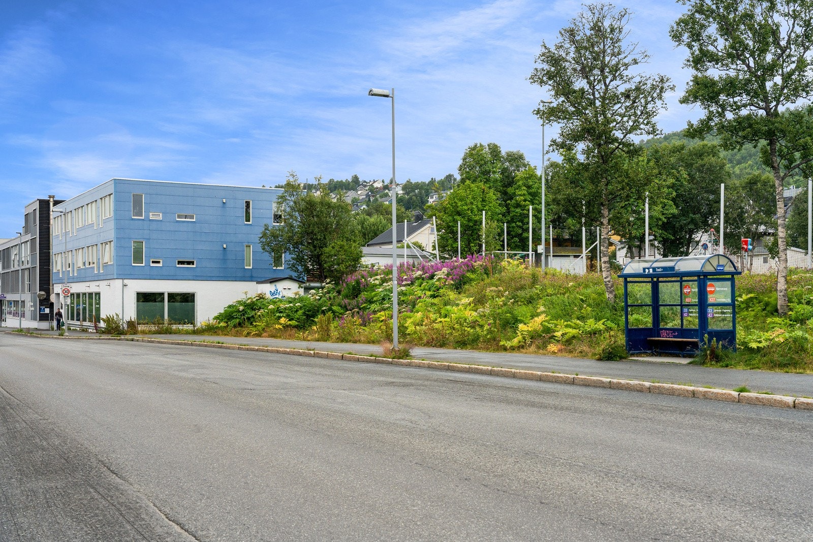 En flott og romslig 2-roms med sentral beliggenhet ca midt mellom Tromsø Sentrum og UiT/UNN. Galleribilde