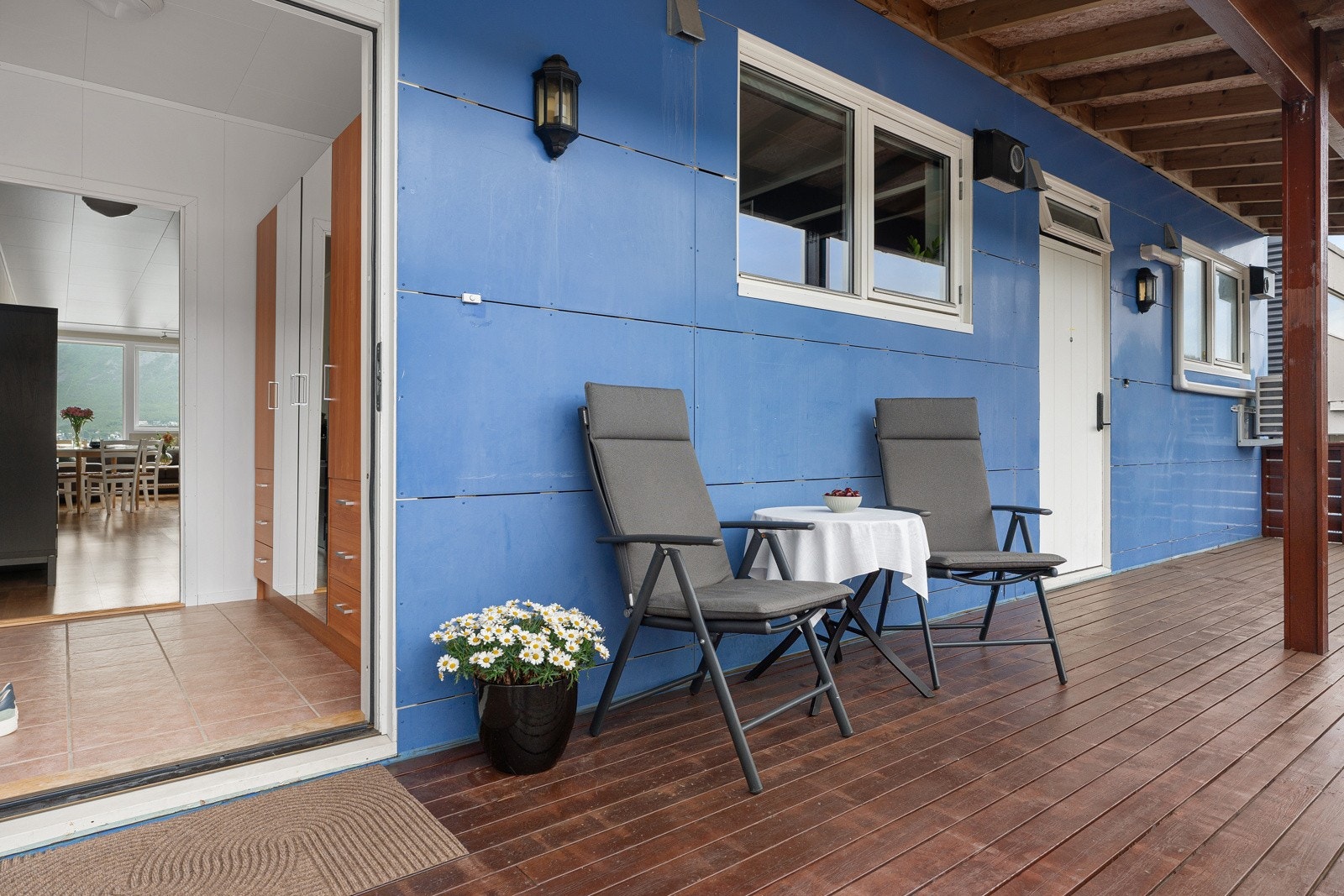 Hyggelig inngangsparti med plass for utemøbler. Vendt mot vest, noe som betyr ettermiddagssol! Galleribilde