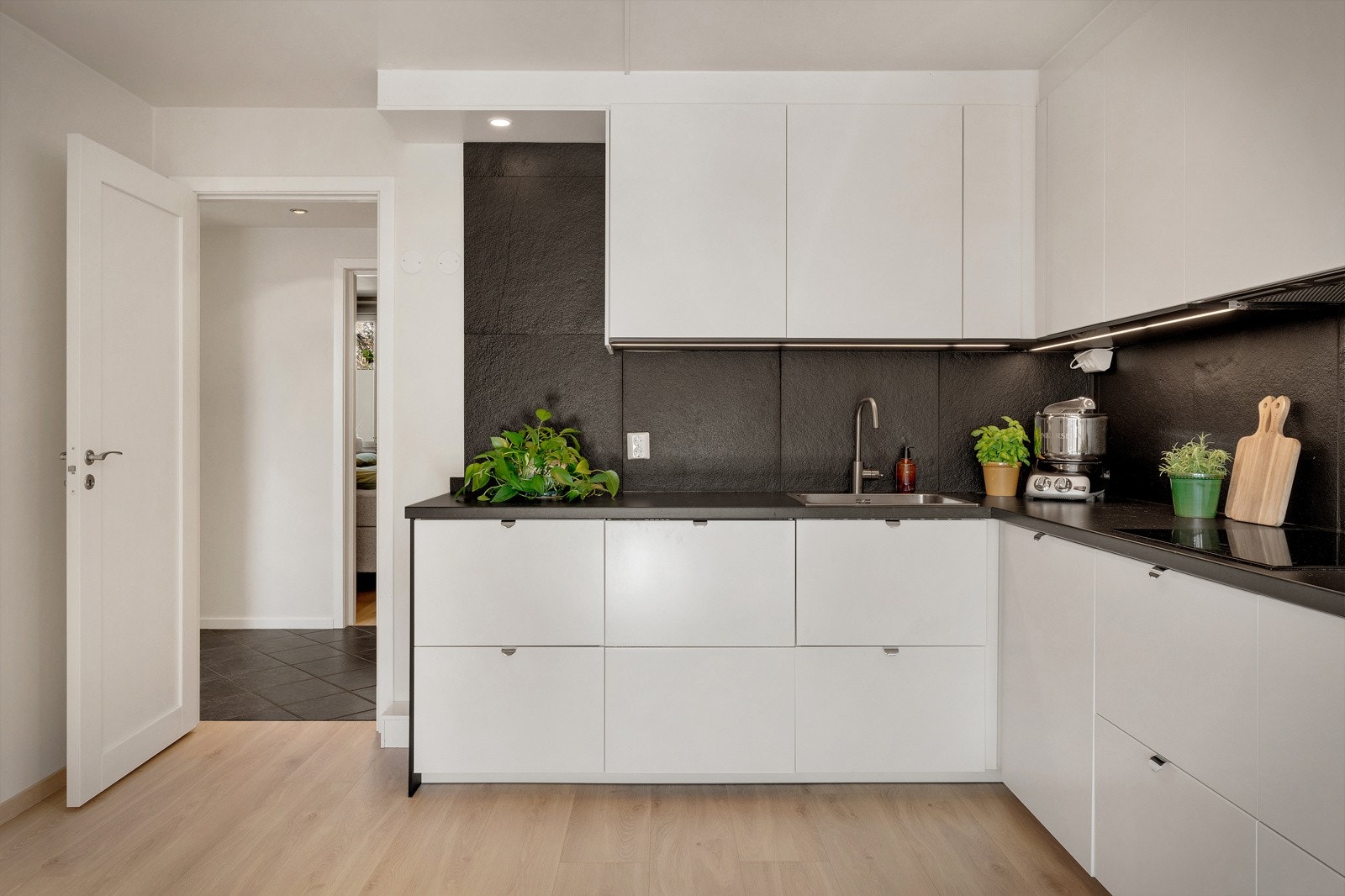 Kjøkkenet har god skap- og benkeplass Galleribilde