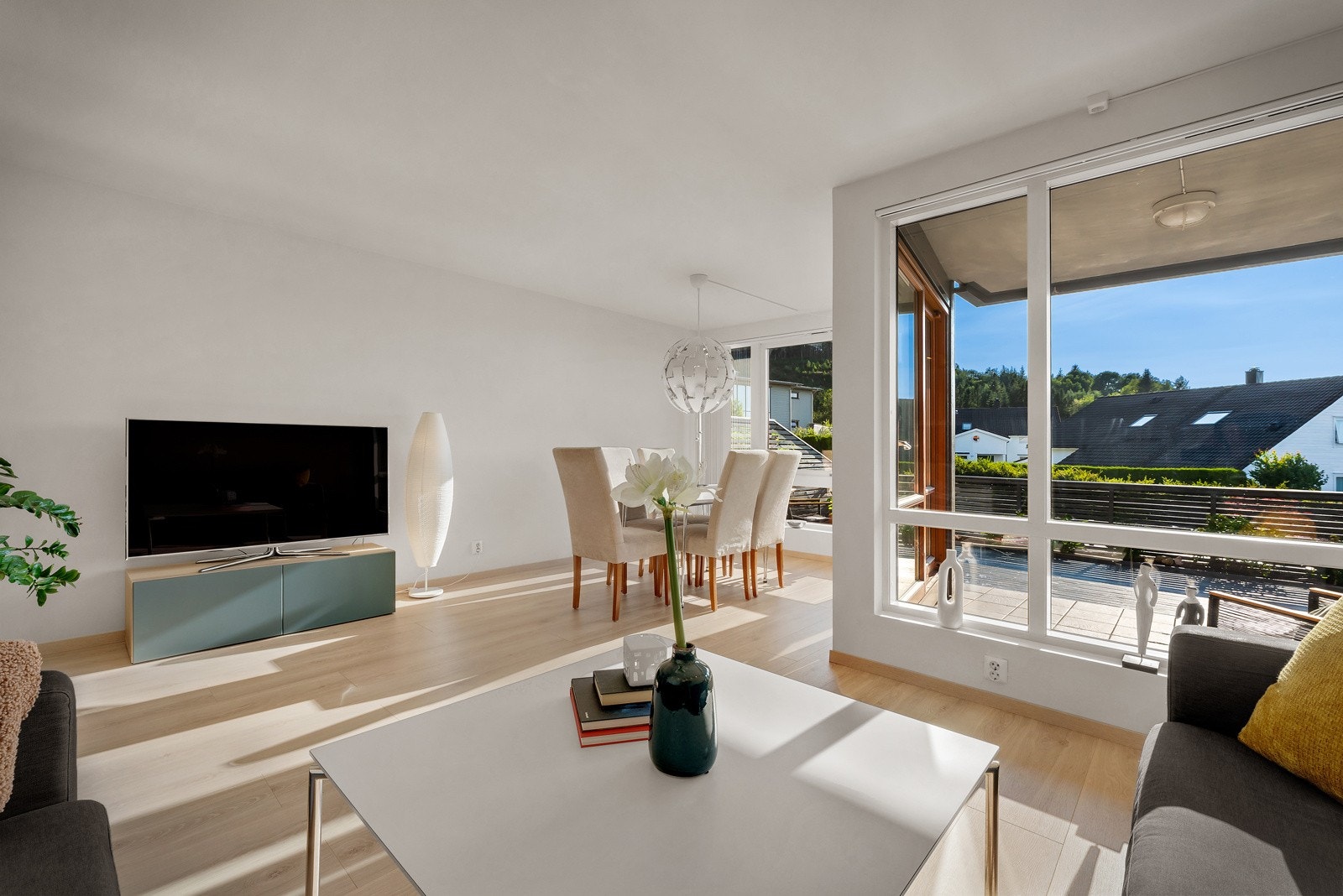 Lys trivelig og romslig stue med åpen kjøkkenløsning på hele 35,2 kvm Galleribilde