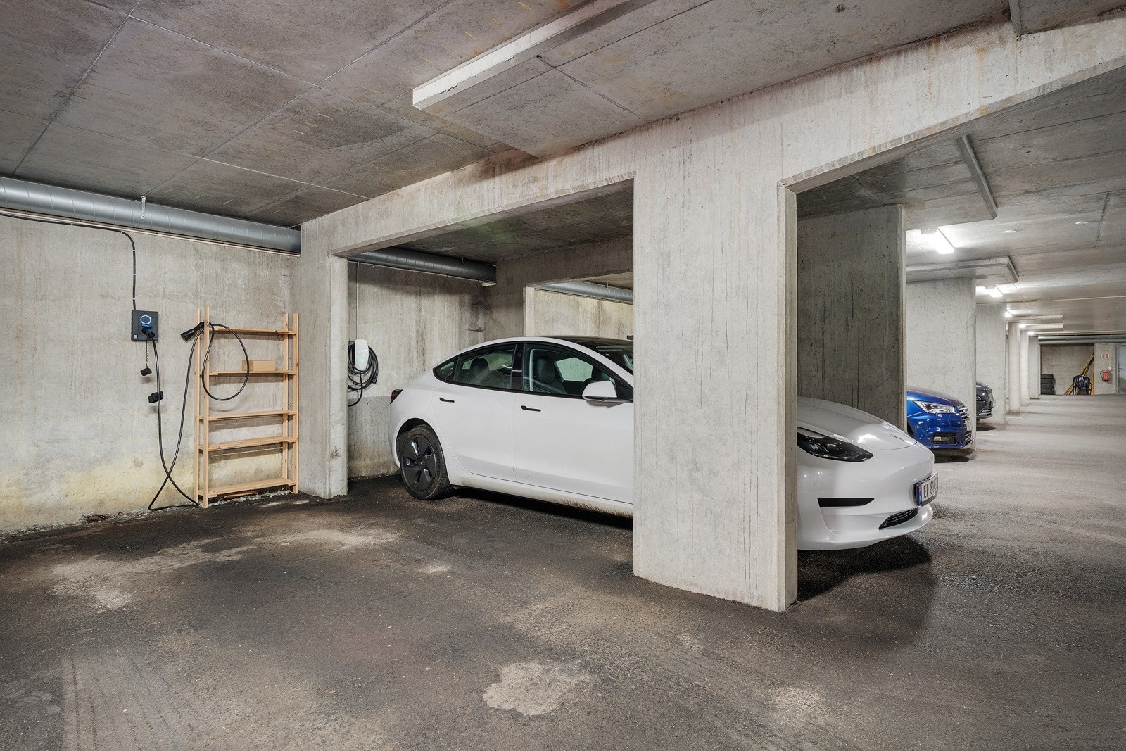 Leiligheten har medfølgende garasjeplass med lader - I tillegg er det ordning for å leie ekstra garasjeplasser i sameiet Galleribilde