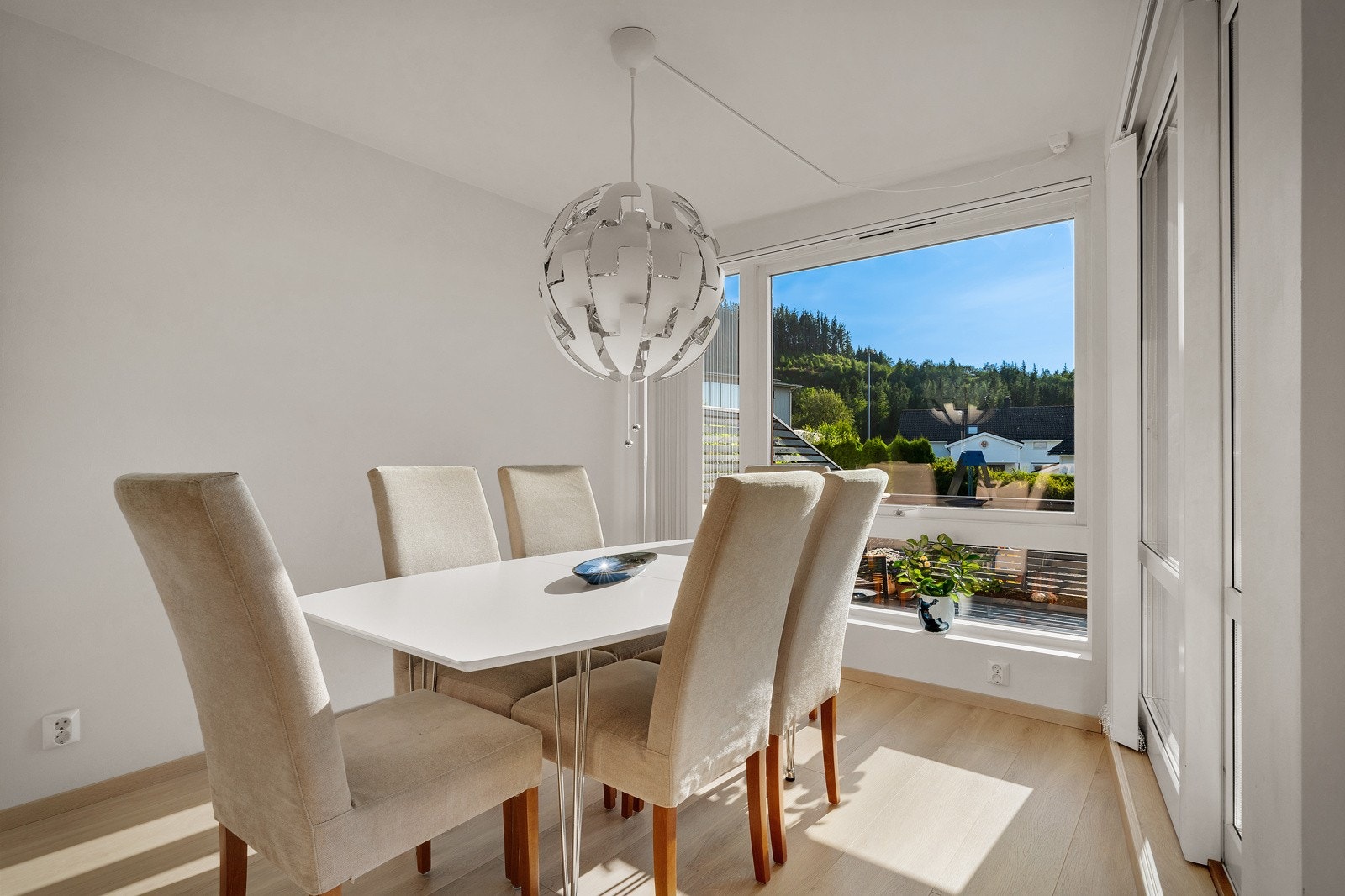 Stuen har god plass til spisebord Galleribilde