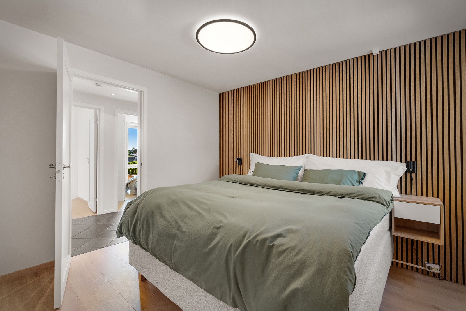 Overflatene på soverommene, samt stue med åpen kjøkkenløsning er pusset opp i 2024 Galleribilde