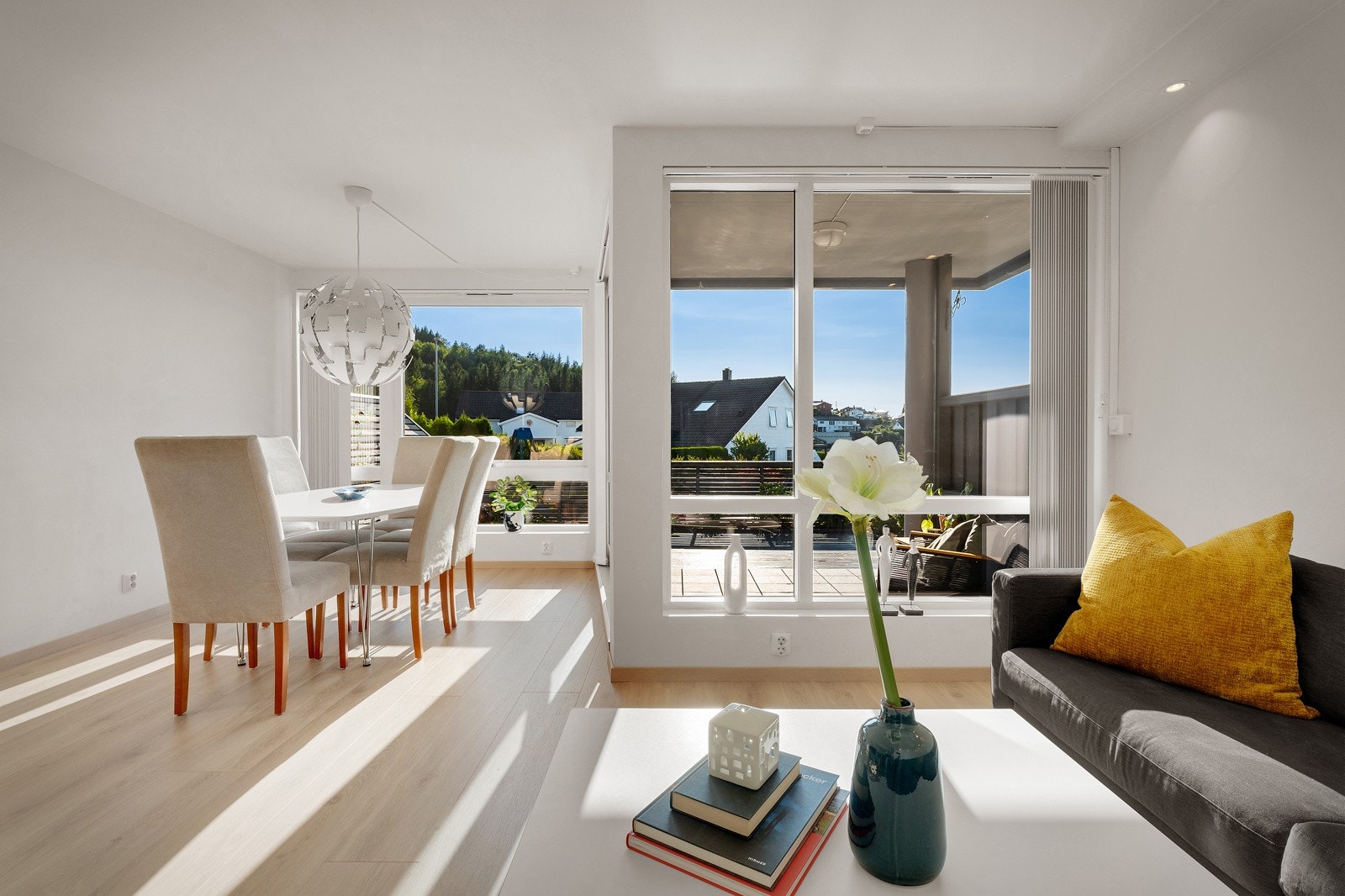 Stuen ble pusset opp i 2024 - På gulvet er det lekkert og slitesterkt laminat Galleribilde