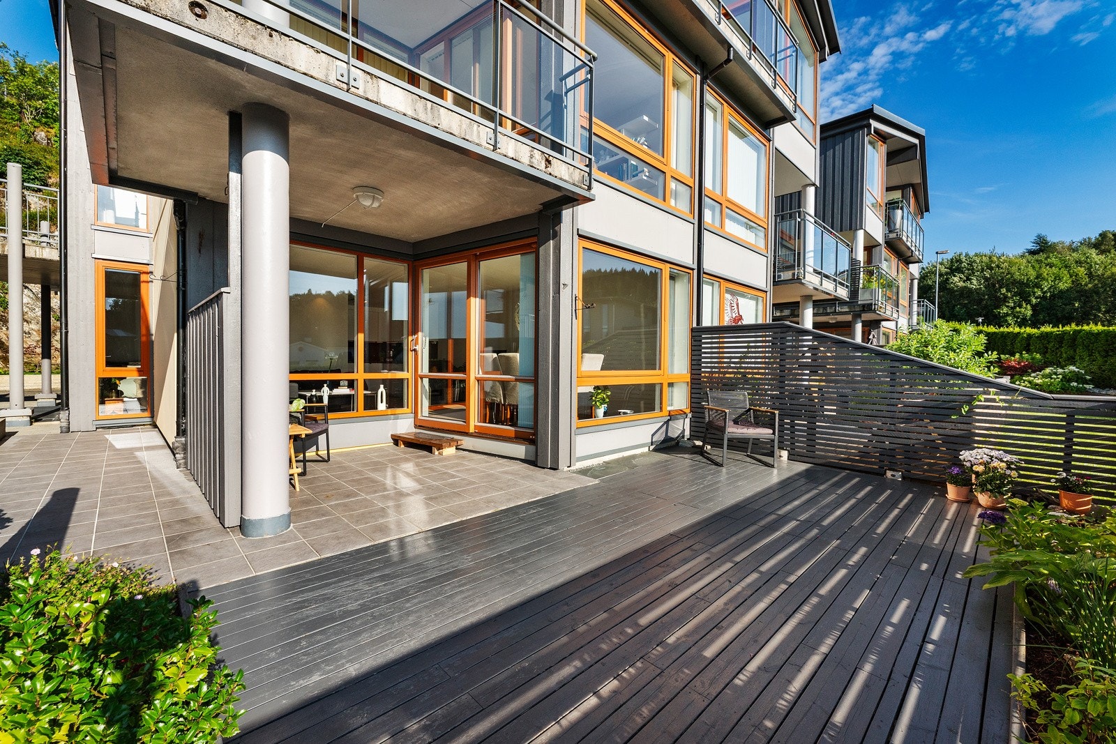 Her er det plass til både sittegruppe, grill og solsenger Galleribilde