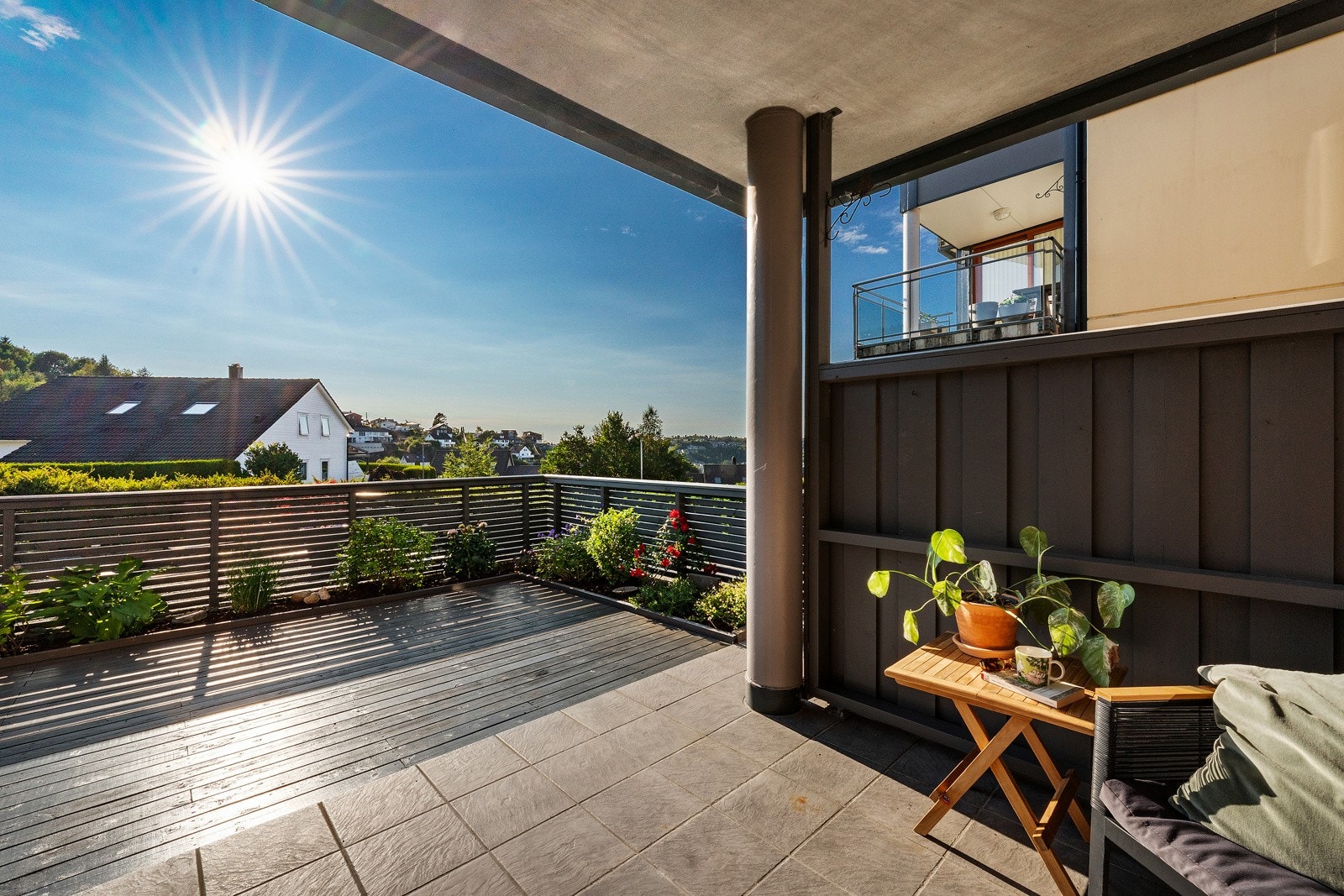 Den store terrassen blir en fin forlengelse av stuen Galleribilde