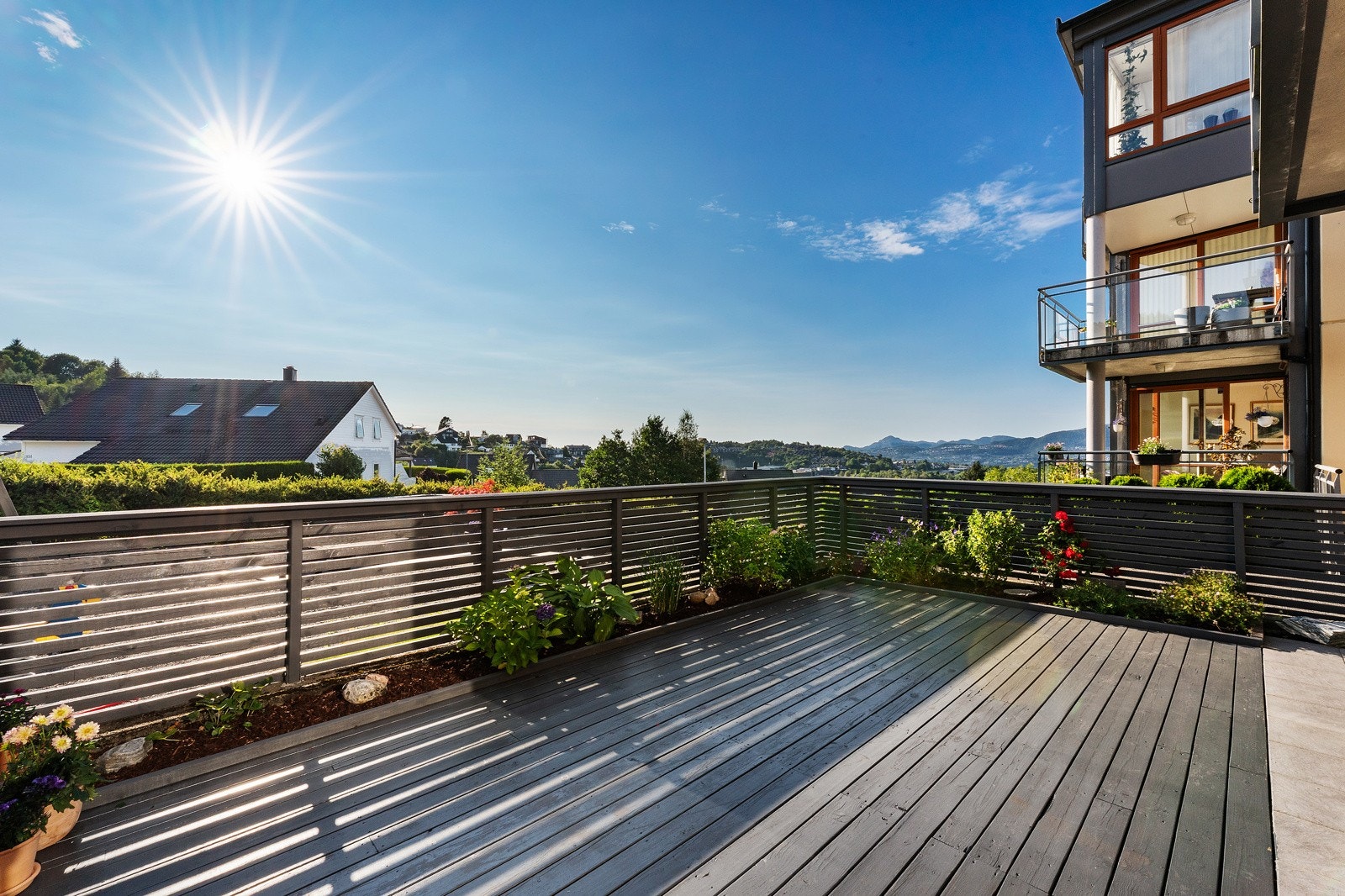 Leiligheten har 21,7 kvm terrasse med sol til langt på kveld Galleribilde