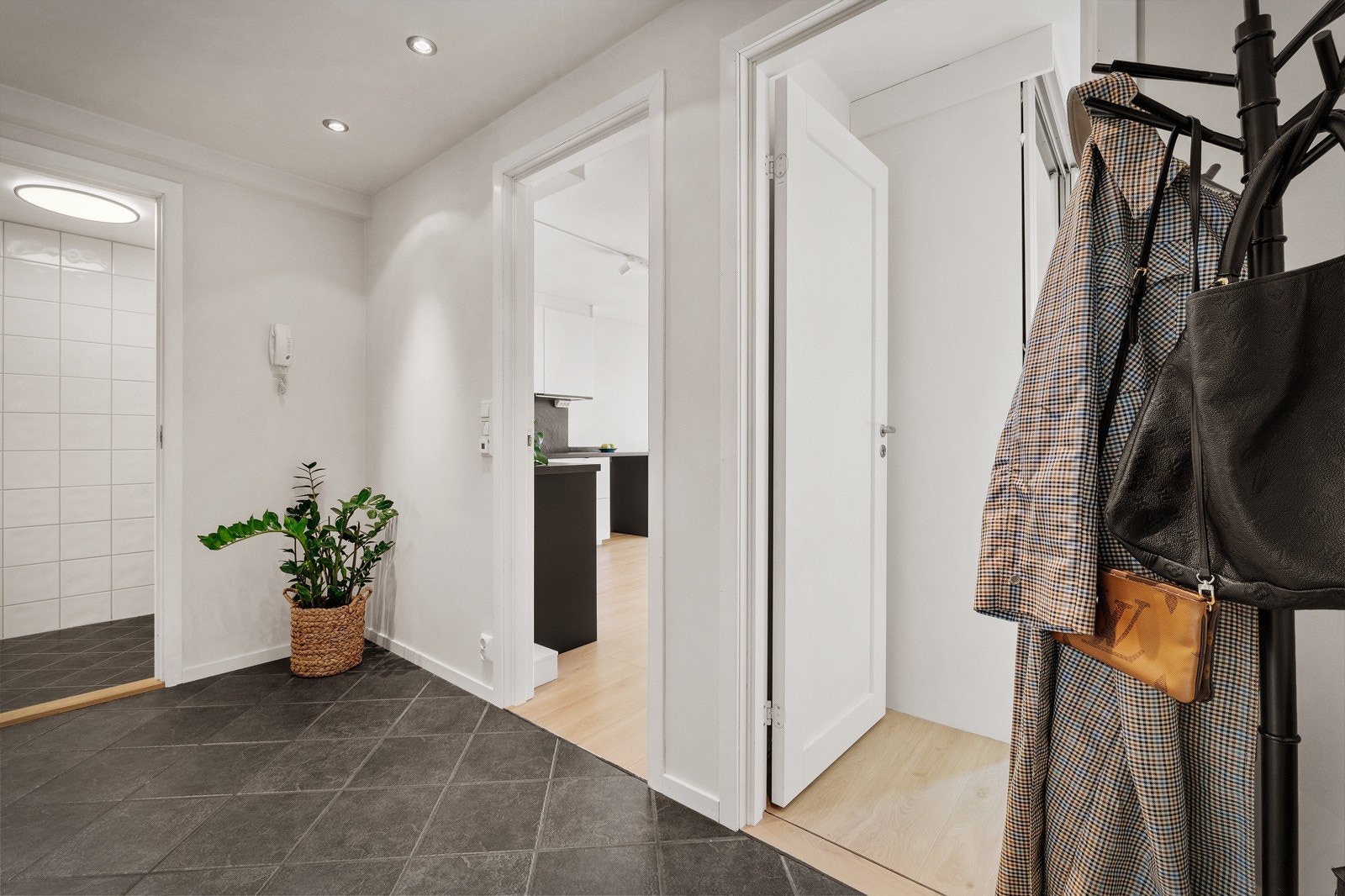 Entré med tilhørende gang knytter stue, soverommene og badet Galleribilde