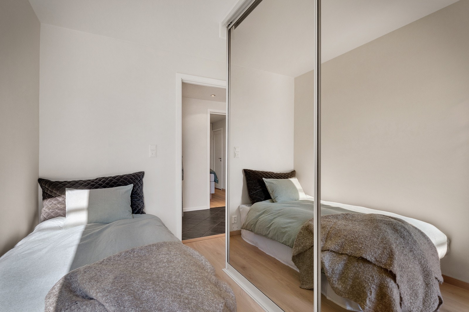 Soverommet har enorm skyvedørsgarderobe med masse god oppbevaringsplass til klær Galleribilde