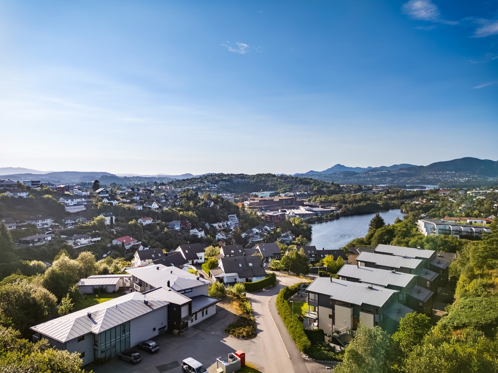 Det er kort gangavstand til kollektivtilbud, butikker, barnehager, skole, aktivitetstilbud og fine turområder Galleribilde