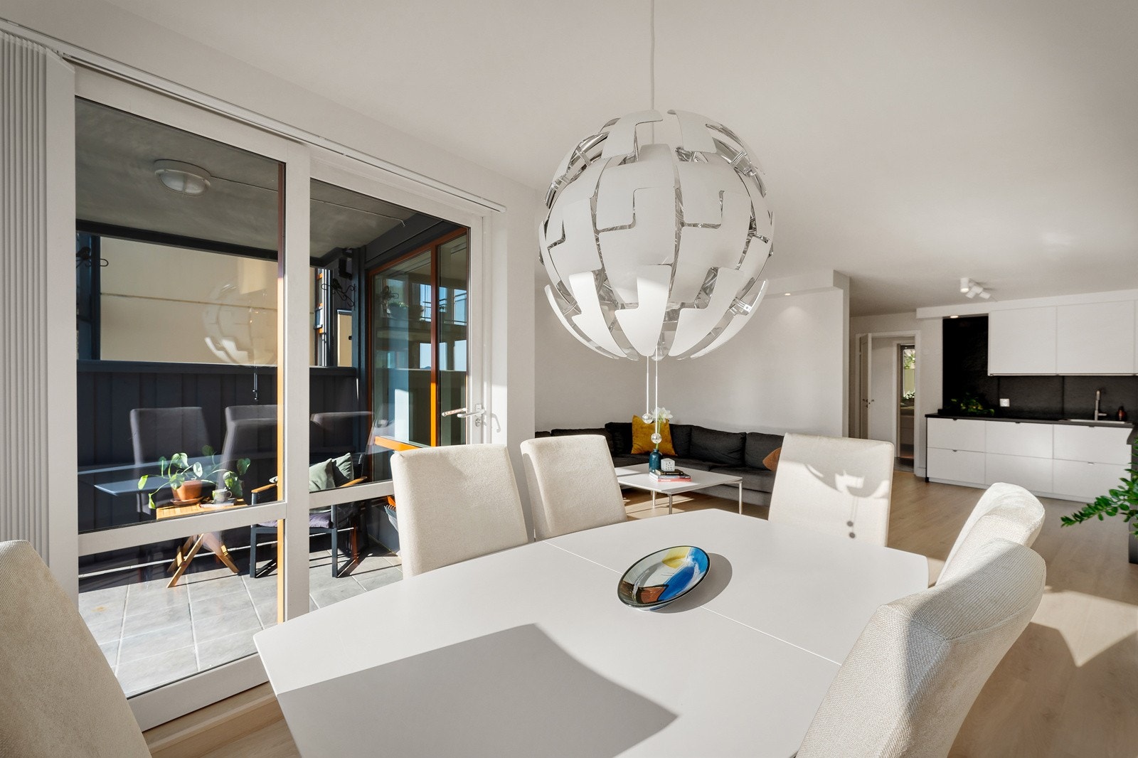 Levegg, rekkverket på terrassen og skrånende terreng gjør at stuen oppleves usjenert Galleribilde