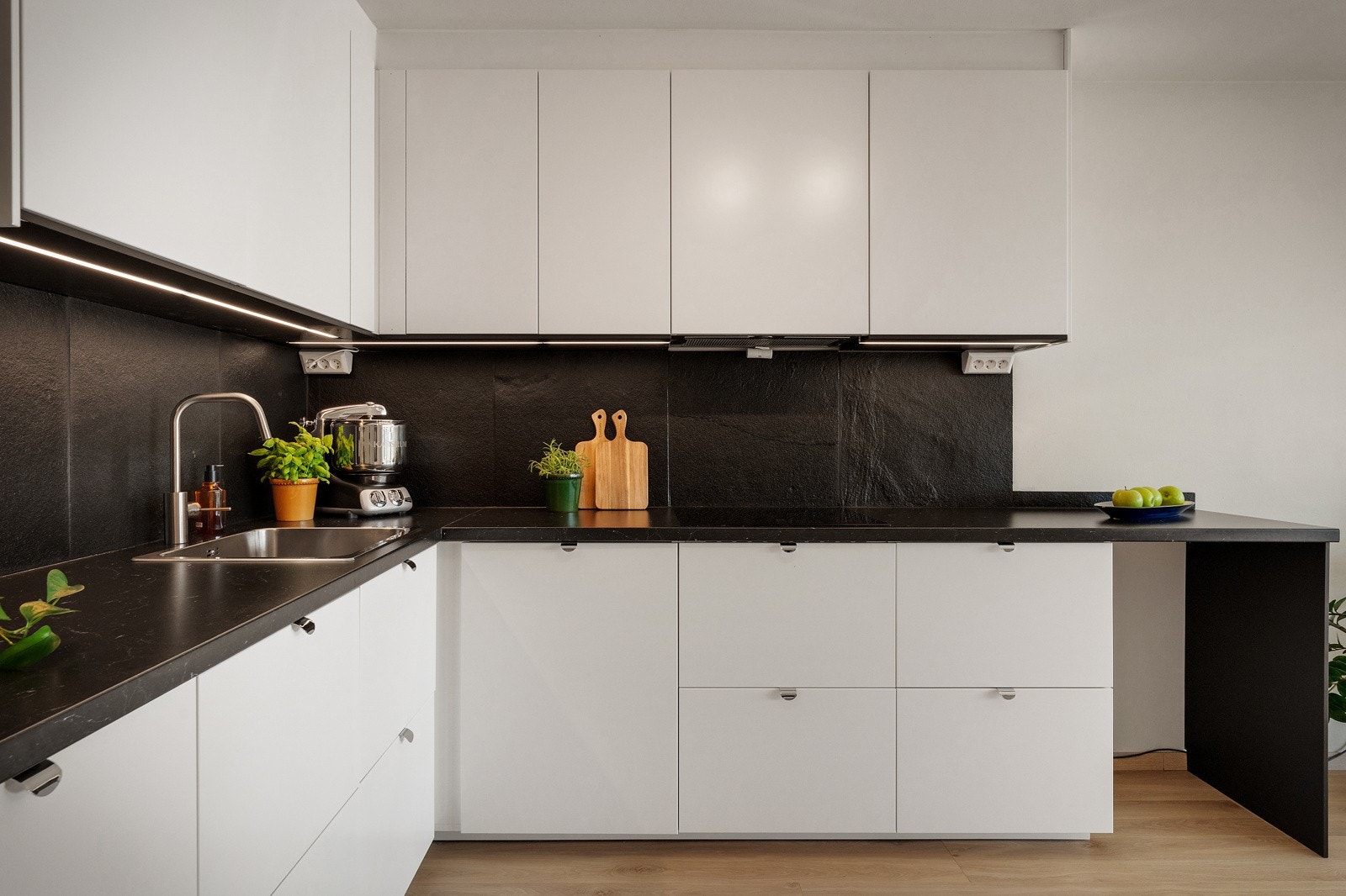 Pent, moderne og tidsløst kjøkken med alt du trenger, nytt i 2024 Galleribilde