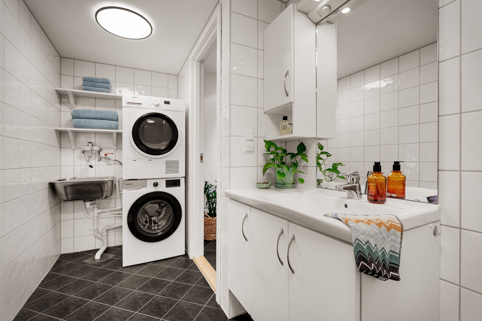 Praktisk med nisje for vaskeplass på badet Galleribilde