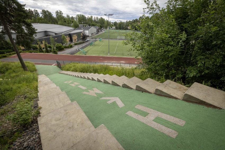 Kort vei til Hemingbanen, med bl.a idrettshall, tennisbaner og fotballbane. Heming IL er en av Oslos største idrettsklubber og har en rekke tilbud for barn og voksne sommer som vinter. Galleribilde