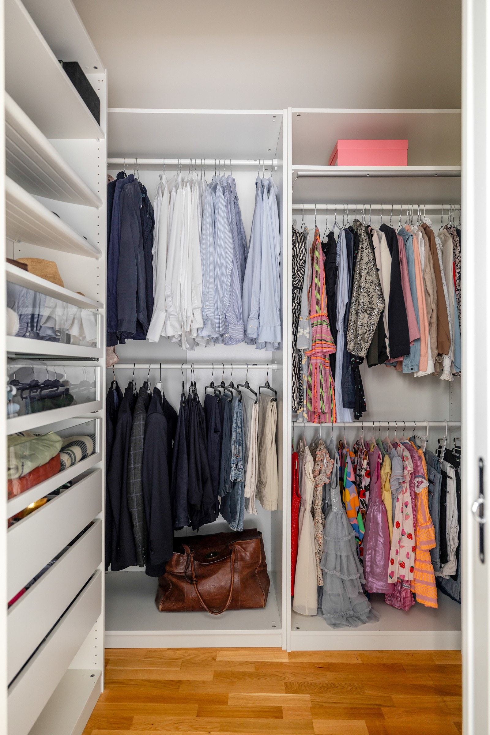 Åpen garderobeløsning i omkledningsrom. Galleribilde