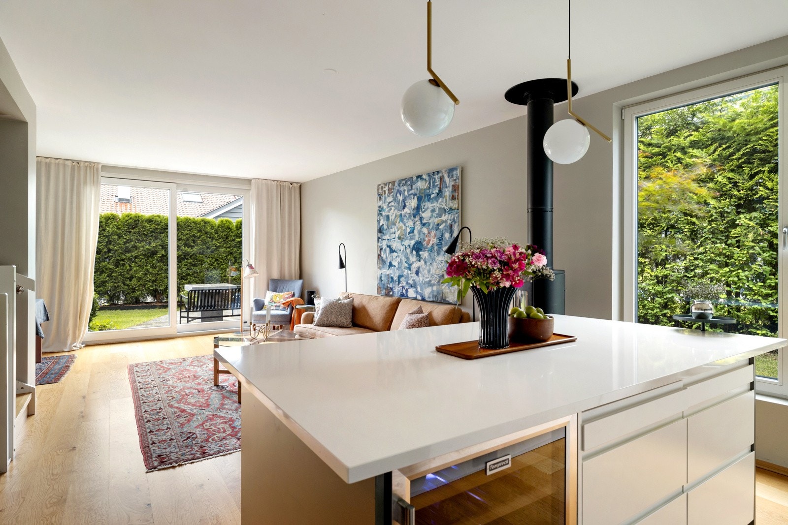 Åpen kjøkken- og stueløsning med vindusflater fra gulv til himling. Galleribilde