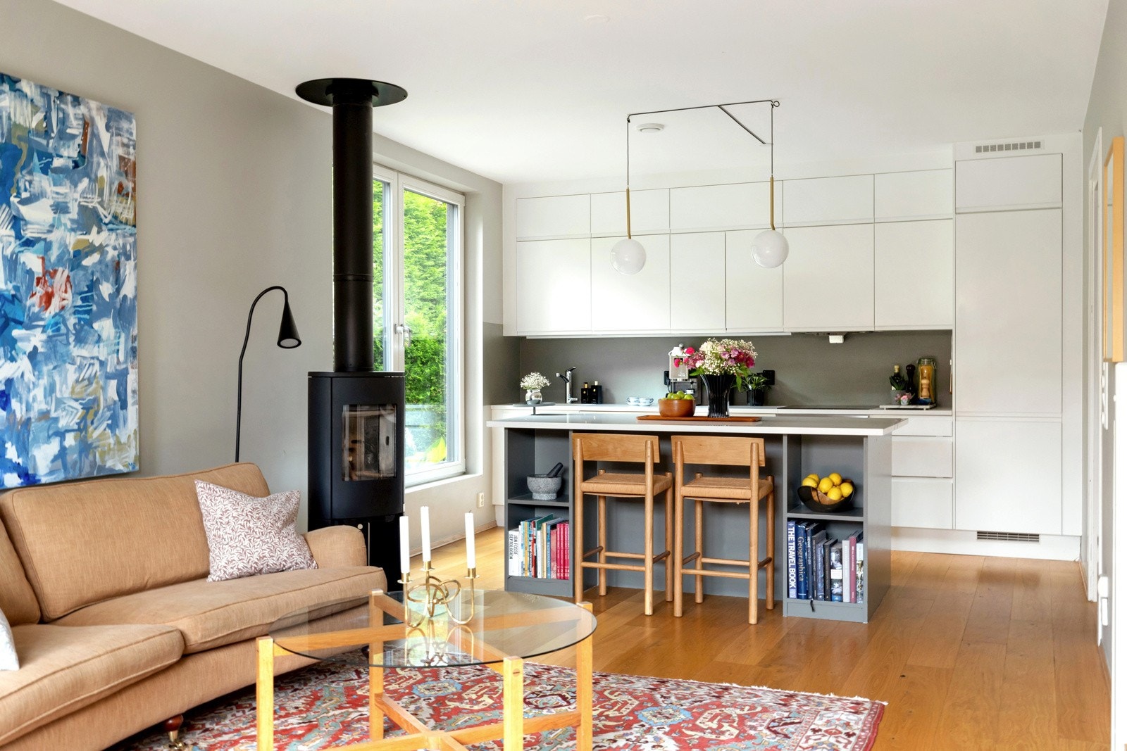 Kjøkken dels fra Sigdal med hvite, glatte fronter og kompositt benkeplate. Galleribilde