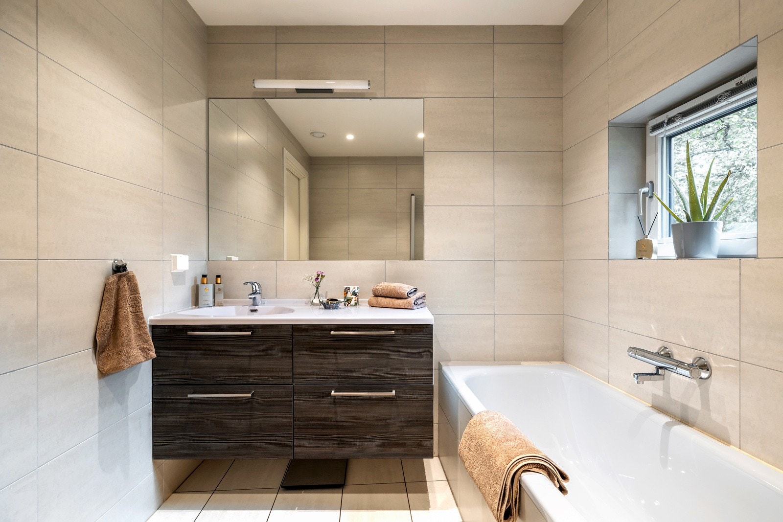 Malte flater i himling med downlights og heldekkende servantplate. Elektrisk gulvvarme. Galleribilde