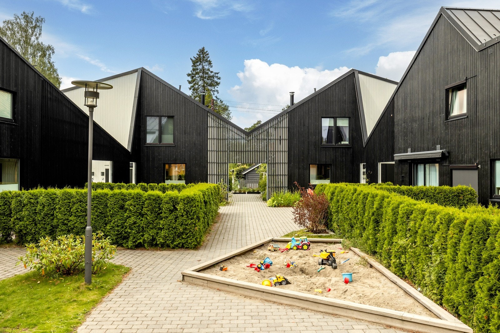 Godt med boltreplass på bilfrie areal, sandkasse og lekeplass med husker og trampoline. Galleribilde