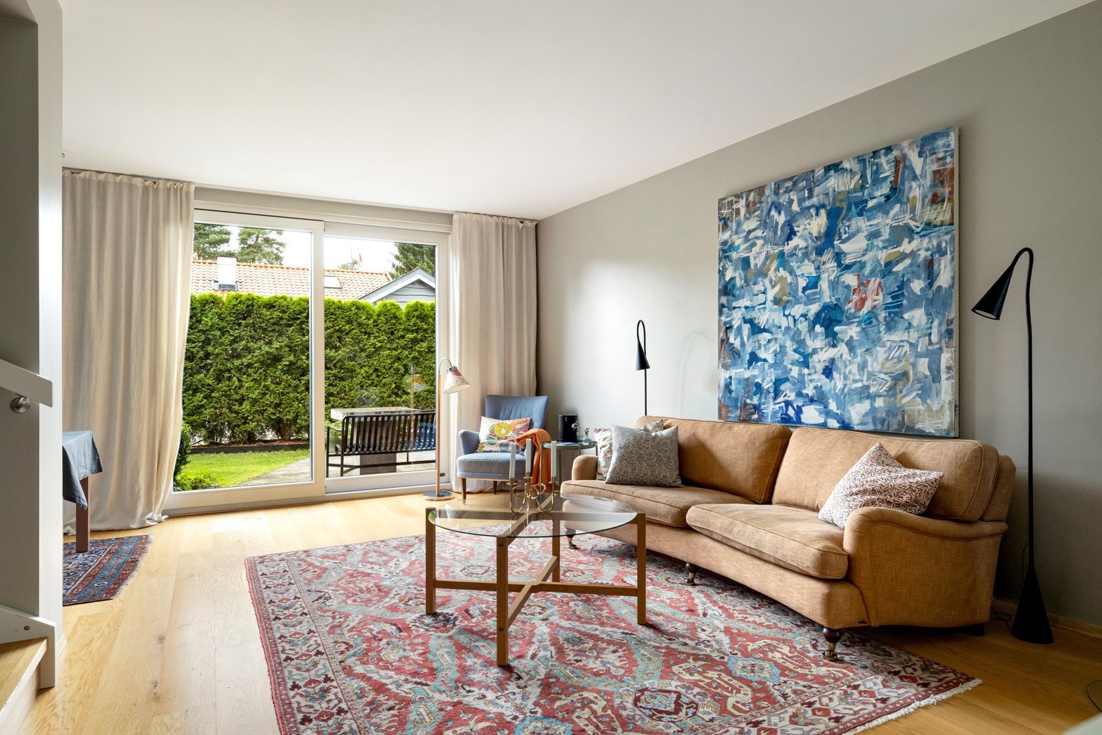 Usjenert og skjermet vindusflater med overblikk over hagen. Galleribilde