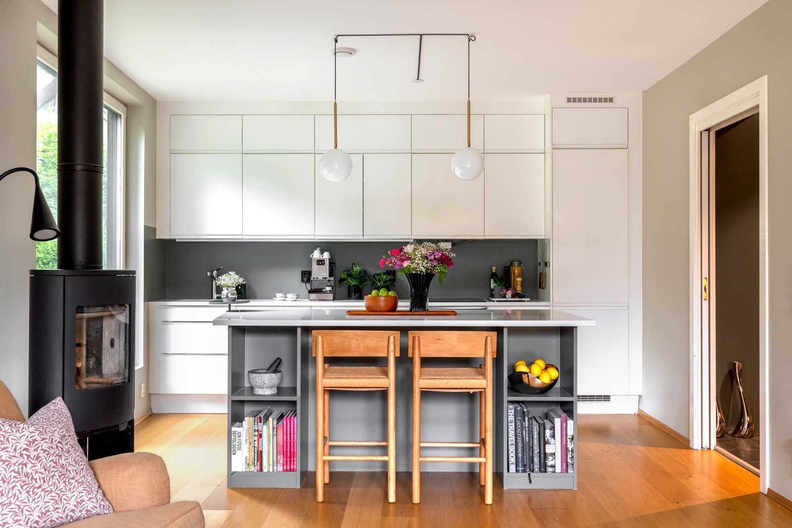 Kjøkkenøy med barløsning og integrert vinskap. Galleribilde