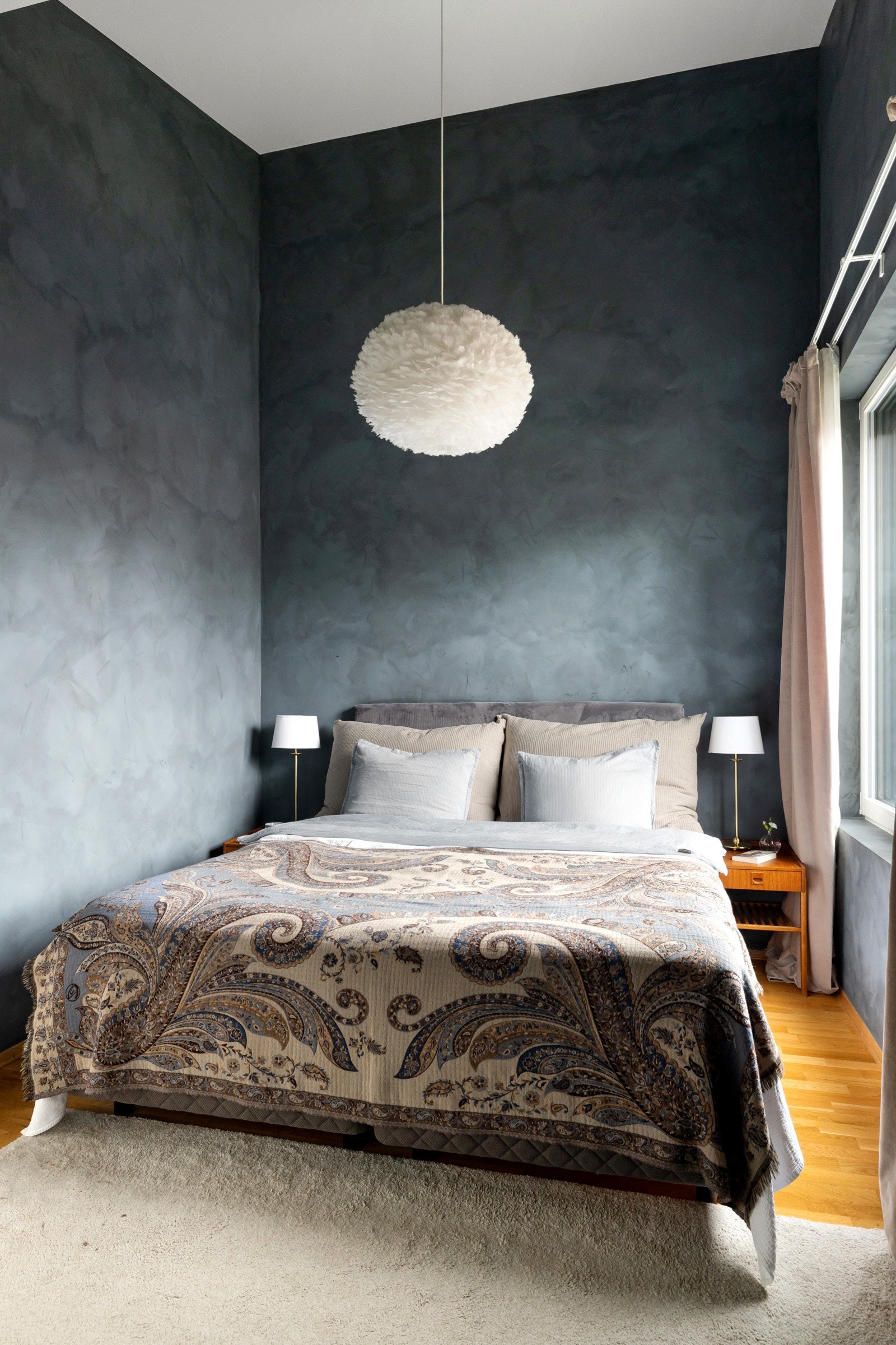 Hovedsoverom har flott takhøyde og vindu vendt mot hagen. Galleribilde