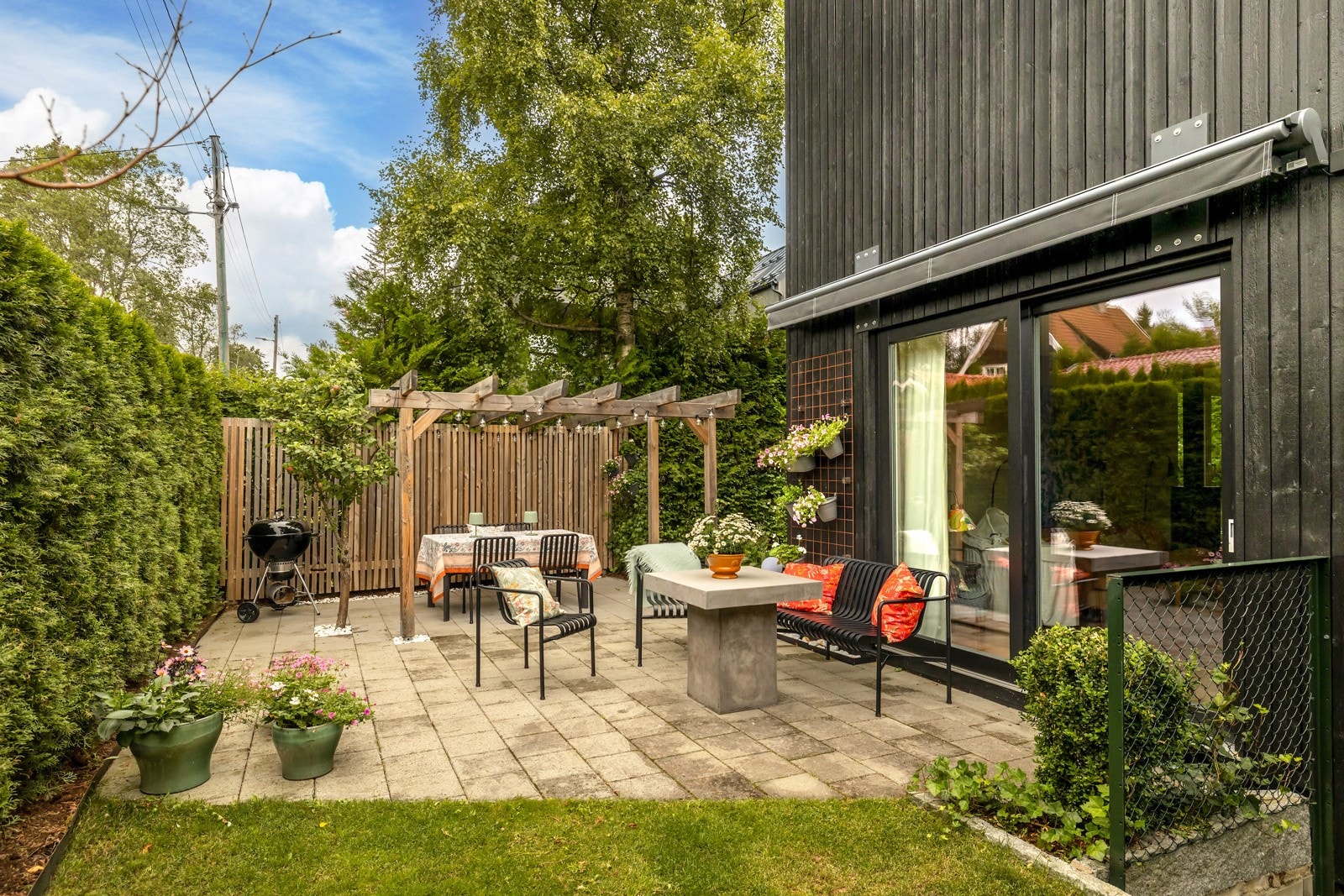 Fra stuen er det utgang til vestvendt skjermet hage på 96 kvm. Galleribilde