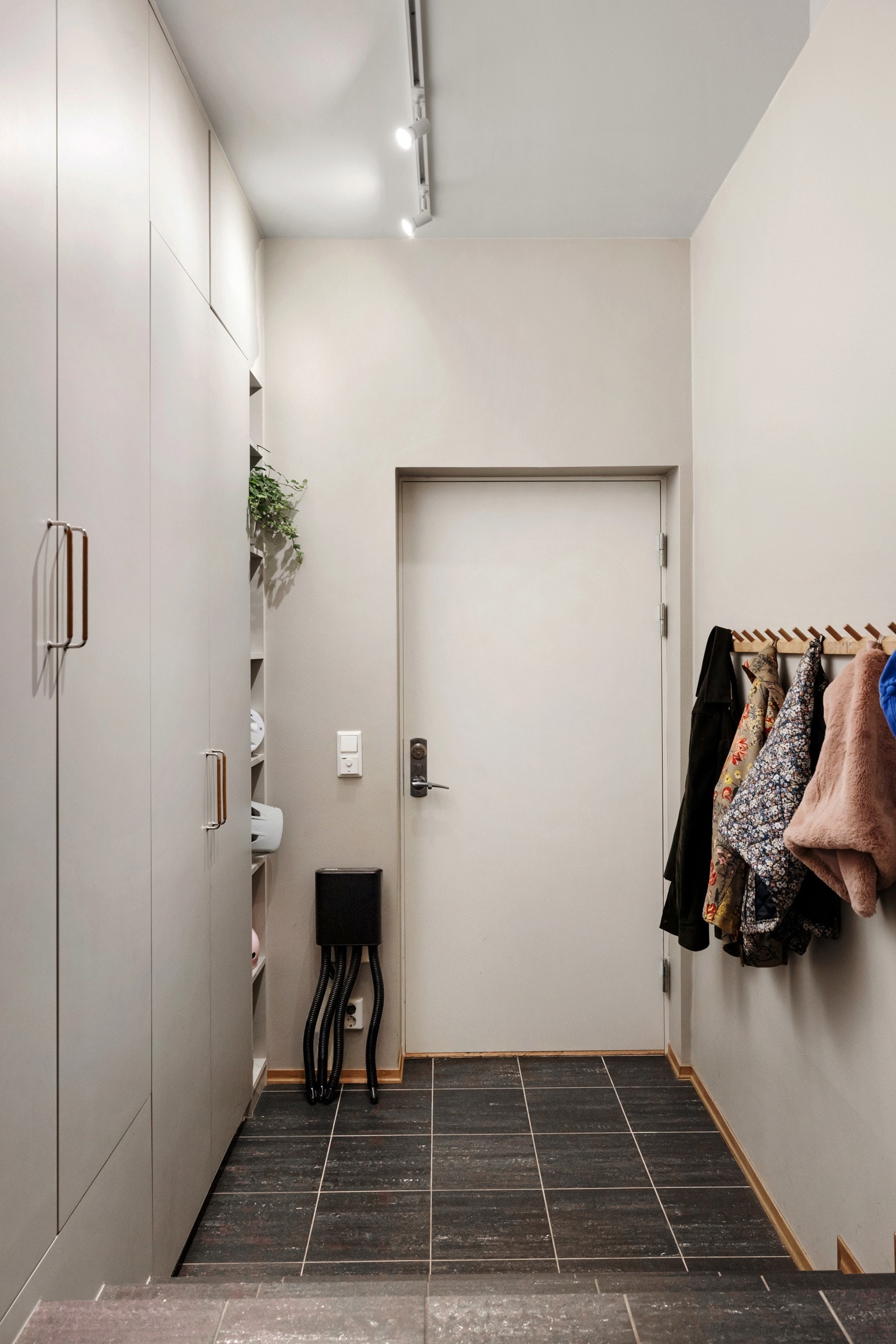 Egen inngang fra garasjeanlegg med plassbygget garderobeskap. Tilgang til bodrom for ytterligere lagring. Galleribilde