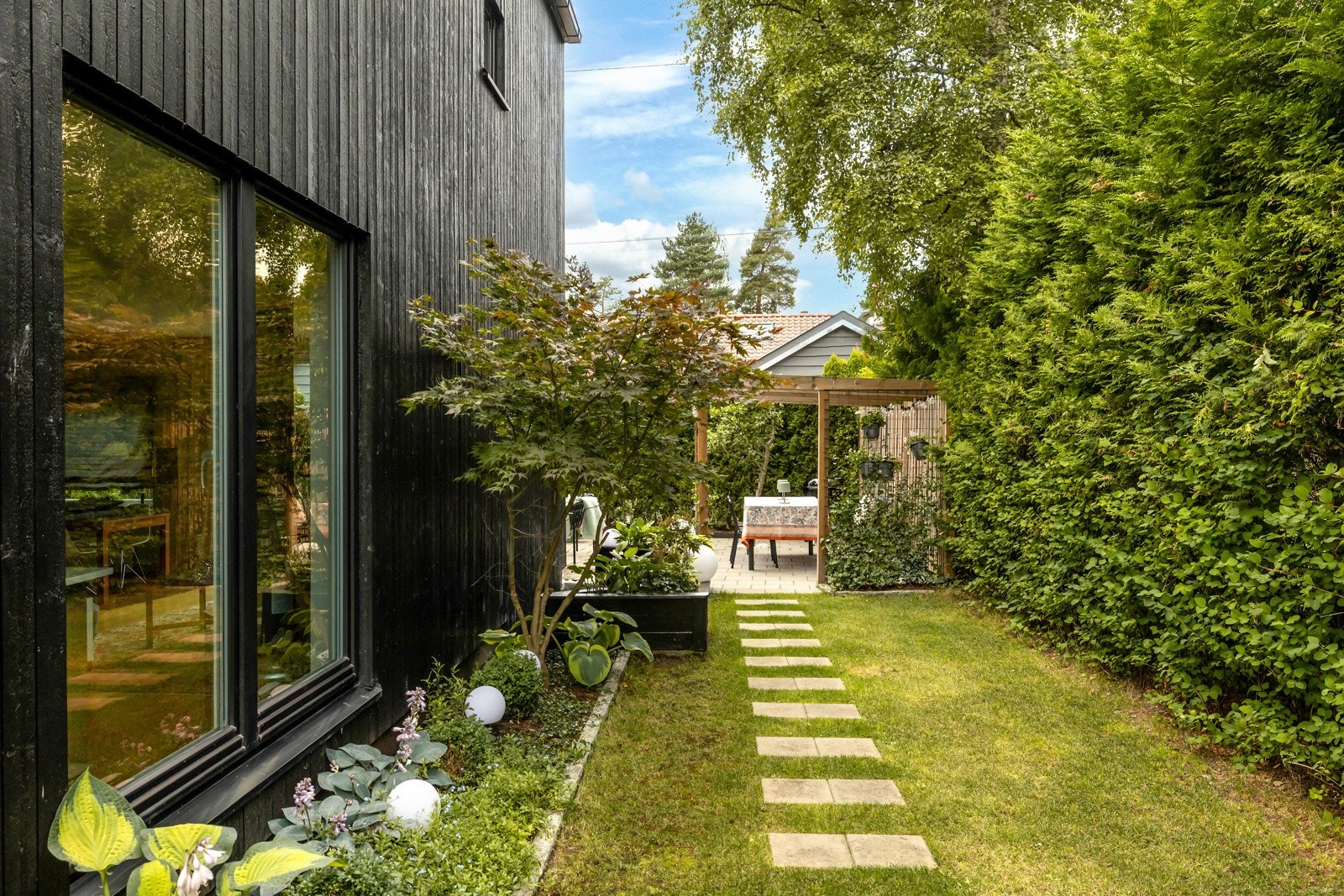 Inngjerdet skjermet hage. Fellesarealet har bilfritt internområdet med lekeplass og sandkasse. Galleribilde