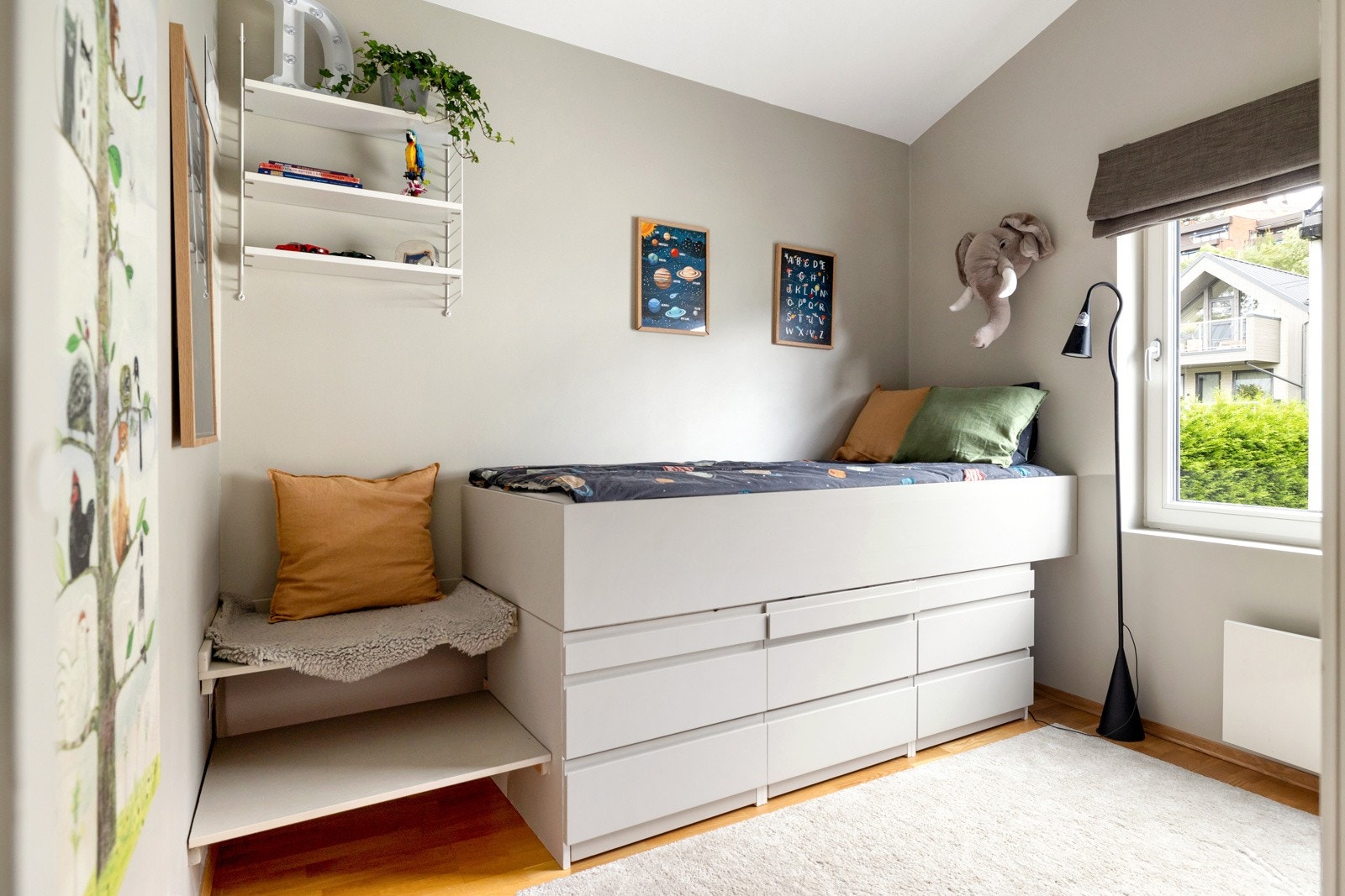 Boligens andre soverom har plassbygget sengeløsning fra 2024. Galleribilde