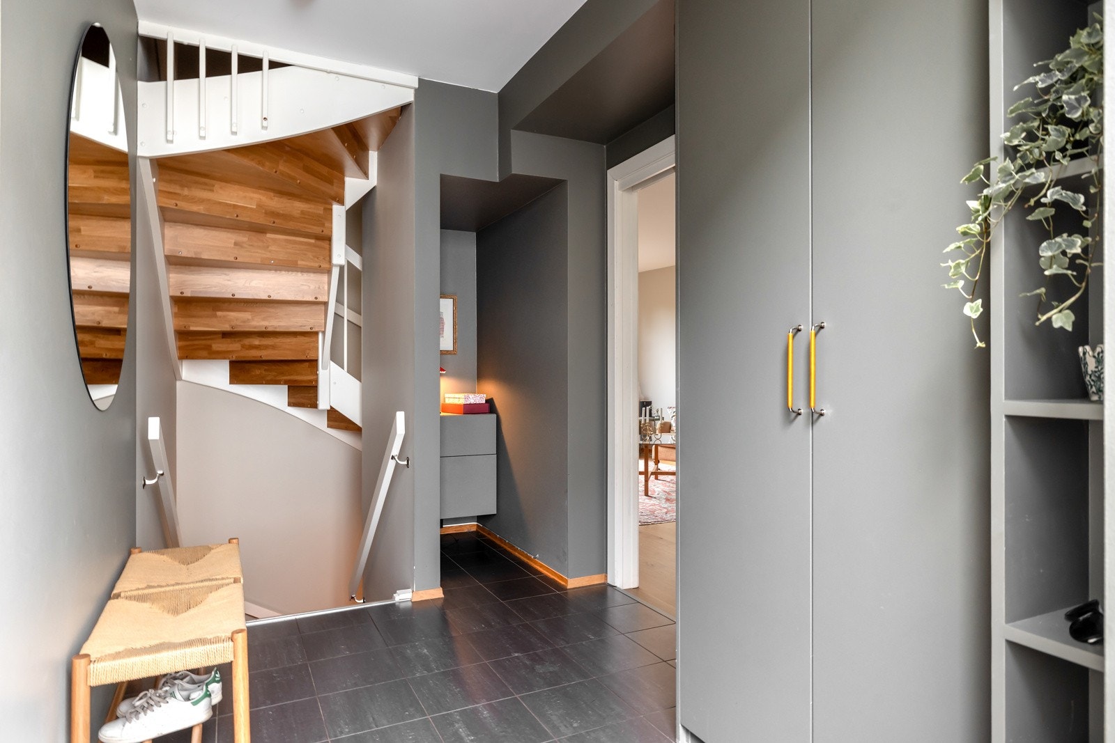 Entreen har fliser på gulv med varme og plassbygget garderobeskap. Boligens innvendige trappeløp har eiketrinn og malt utførelse. Galleribilde