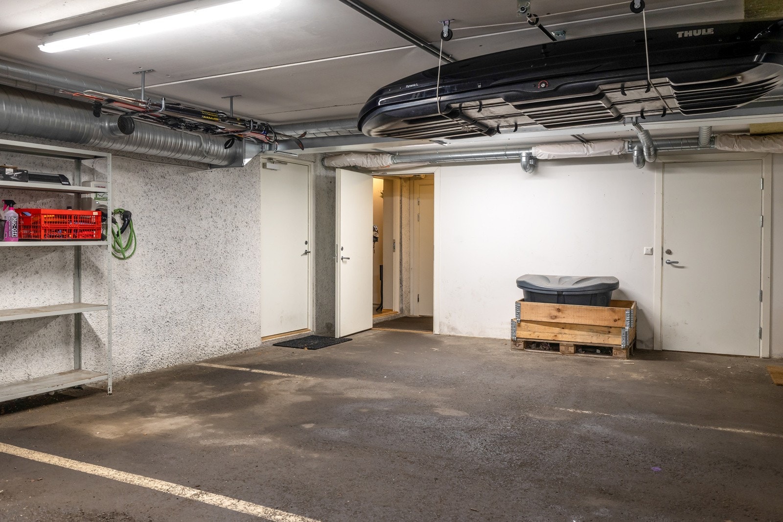 Boligen har direkte adkomst til en egen parkeringsplass i felles garasjeanlegg, el-lader på p-plass. Galleribilde