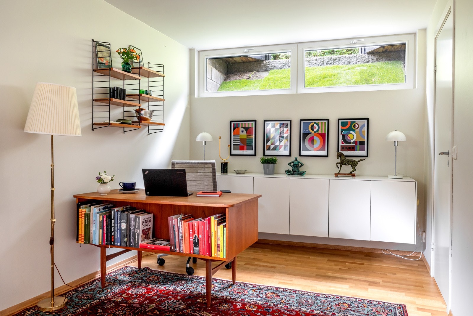 Underetasjener praktisk med flere bruksmuligheter og rikelig lagringsløsninger. Galleribilde