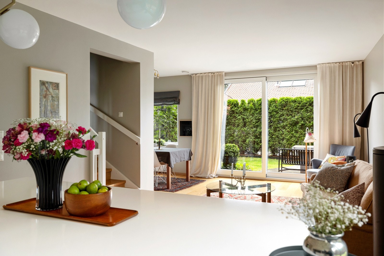 Enstavs eikeparkett og slette malte vegger. Galleribilde