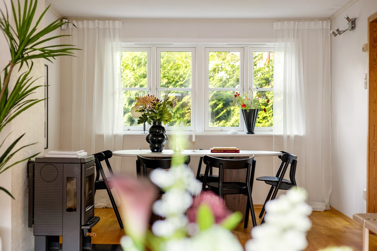 Idyllisk utsikt fra flere vindusflater, da Snippen er frodig og landlig. Galleribilde