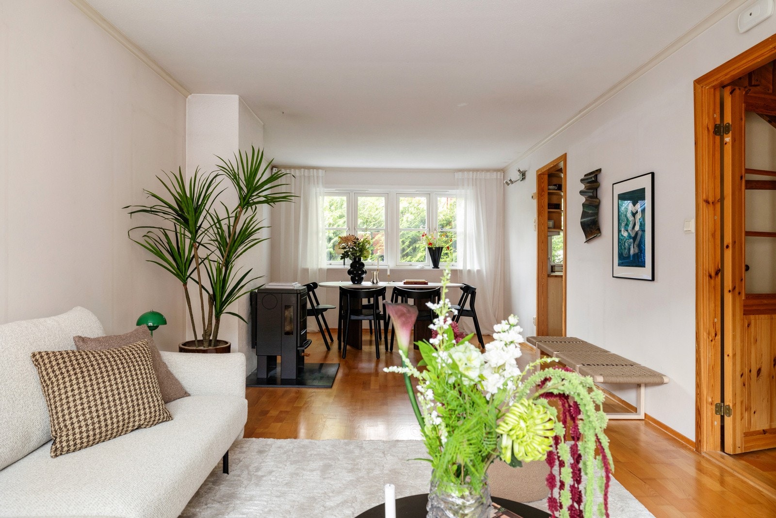 Opprinnelig er stue og kjøkken bygget i separat løsning. Nåværende eier har ønsket en mer åpen løsning og fjernet døren inn til kjøkkenet, samt utvidet åpningen. Galleribilde