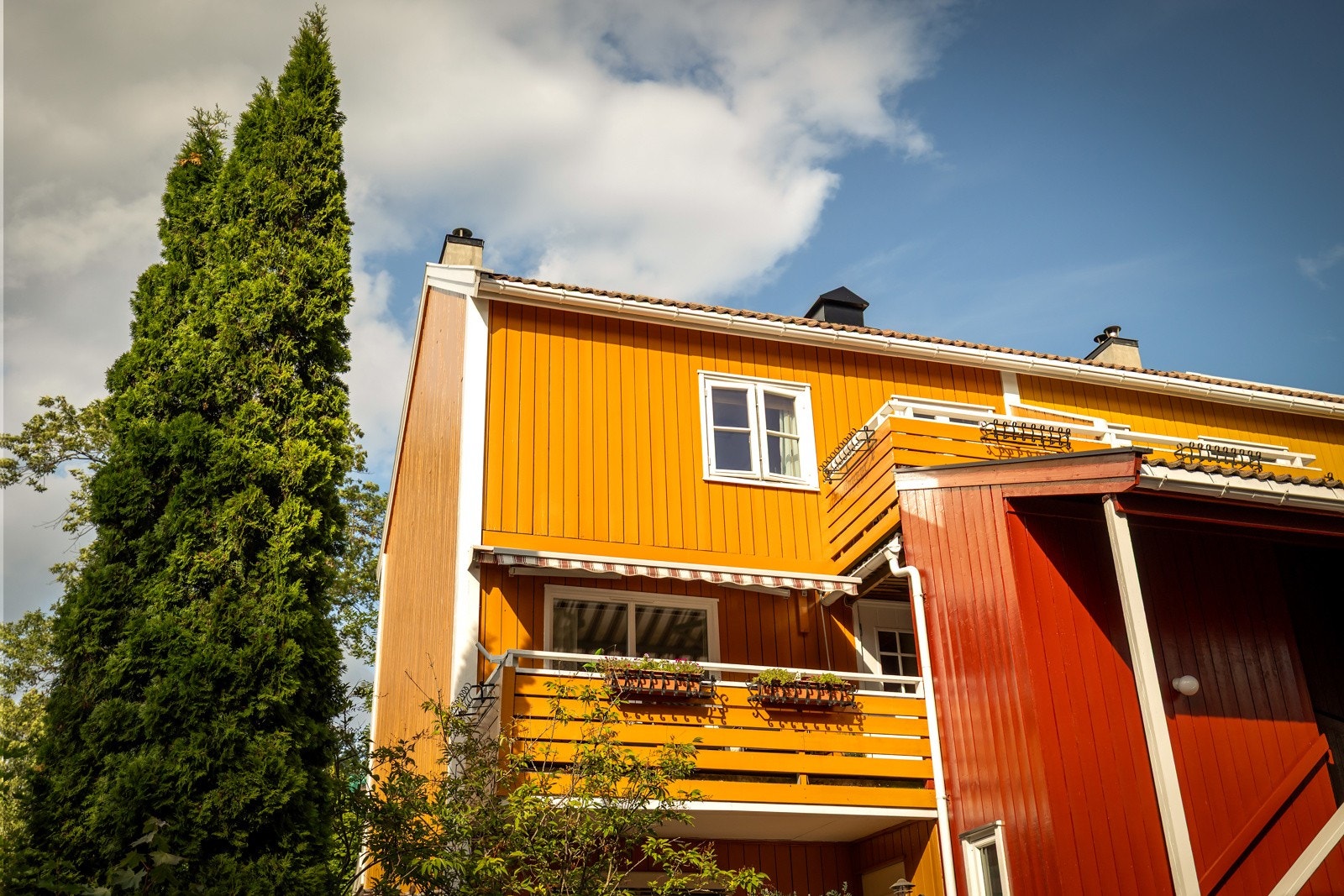 En attraktiv familiebolig over to plan i sjarmerende trehusbebyggelse. Galleribilde