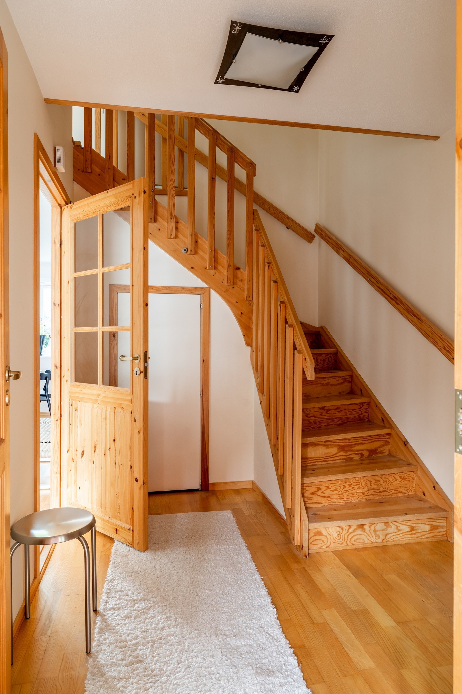 Entré med garderobeskap for oppbevaringsplass og kott under trappesats. Galleribilde