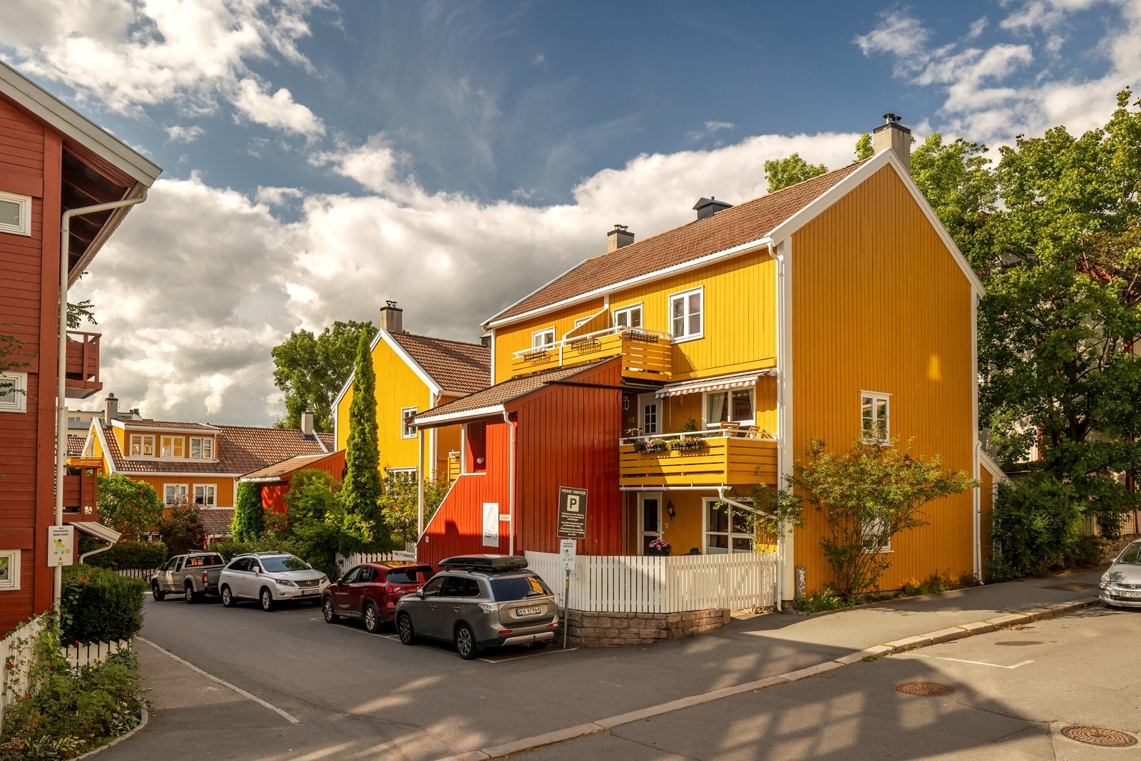Her får du en kombinasjon av en landlig idyll med grønt gress under føttene, kombinert med få minutters gange til attraktive steder på Grünerløkka. Galleribilde
