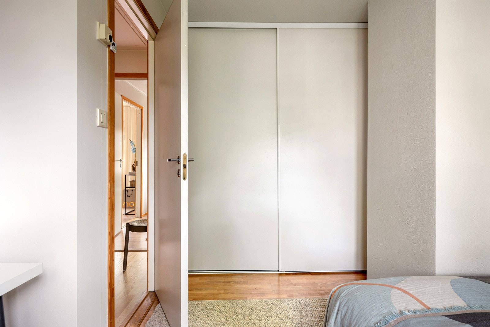 Skyvedørsgarderobe på soverom to. Galleribilde