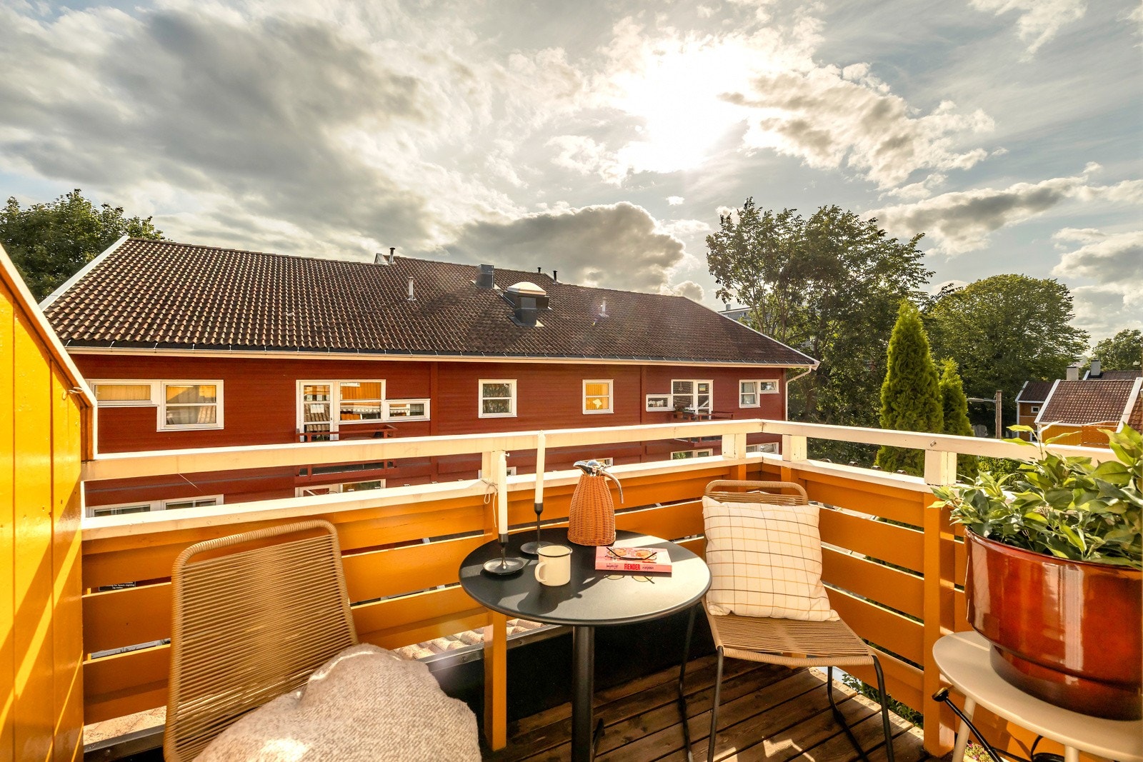 Balkongen vender mot sørvest. Galleribilde