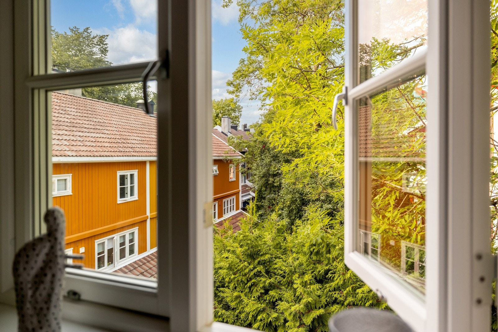 Her bor du i et trivelig og bilfritt boligfelt med sjarmerende trehusbebyggelse og frodige fellesarealer med bærbusker, plantekasser og lekeplasser. Galleribilde