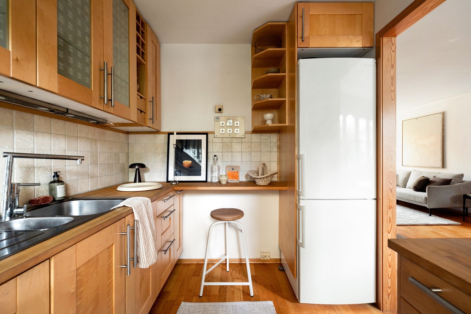 Praktisk kjøkkenløsning med rikelig skapplass og arbeidssoner. Galleribilde