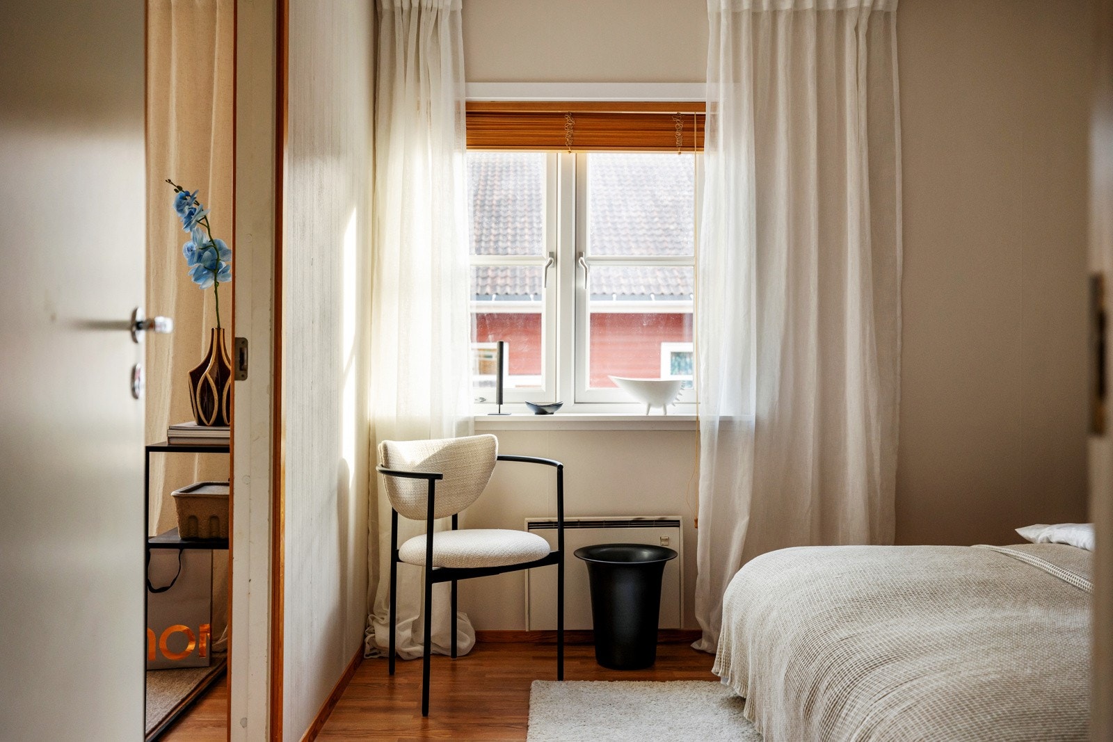 Boligen har to gode soverom samt rom godkjent som bodareal med utgang til balkong vendt mot sørvest. Galleribilde