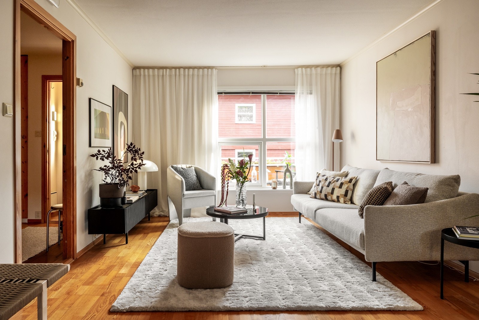 Stuen er romslig med god plass til både sofagruppe og spisebord. Galleribilde