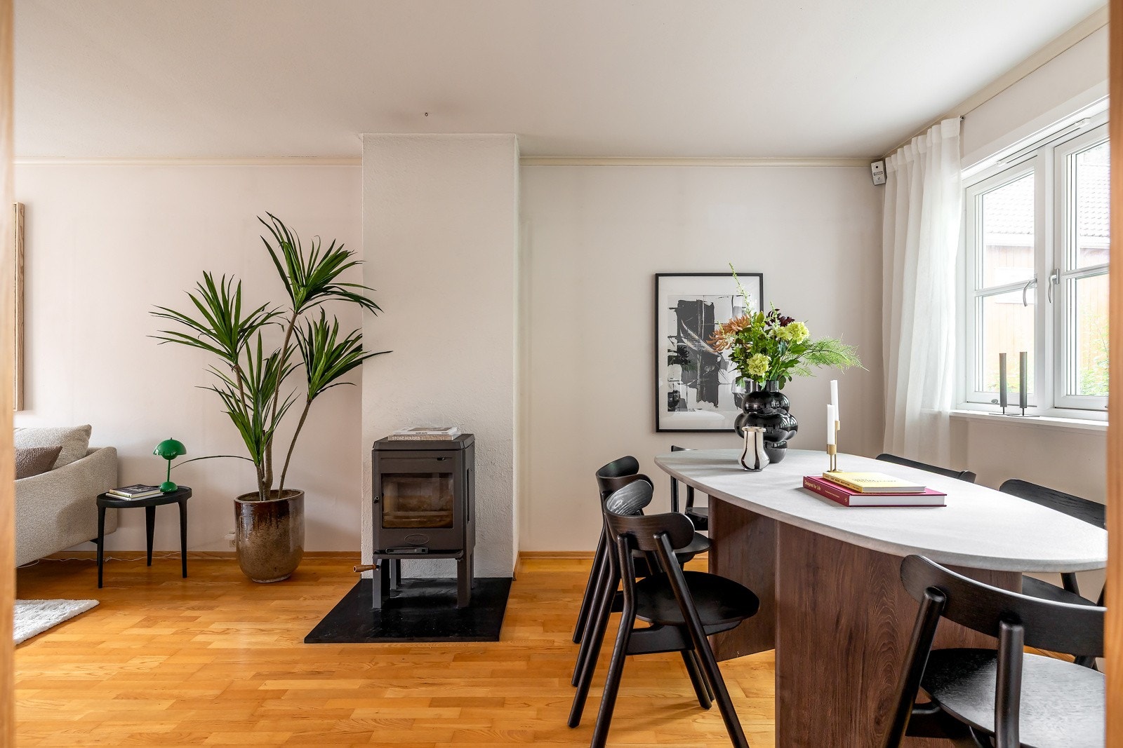 Vedovn fra Dovre (modell 350 CB) bidrar med både varme og hygge. Alle piper i sameiet ble rehabilitert med stålinnsats i 2017. Galleribilde